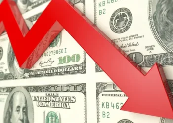 الدولار عند أدنى مستوى في 6 أسابيع وسط آمال إجراء محادثات مع إيران