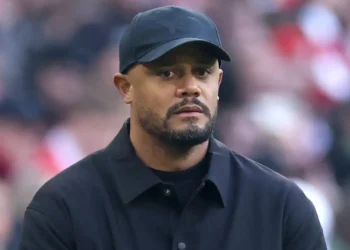 “فليشاهدوا!” – مدير بايرن ميونيخ يطلق تحذيرًا بشأن مستقبل فينسنت كومباني