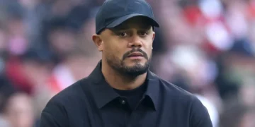 “فليشاهدوا!” – مدير بايرن ميونيخ يطلق تحذيرًا بشأن مستقبل فينسنت كومباني