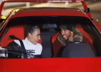 لويس هاميلتون وكيم كارداشيان في الفيراري (إنستغرام)