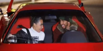 لويس هاميلتون وكيم كارداشيان في الفيراري (إنستغرام)