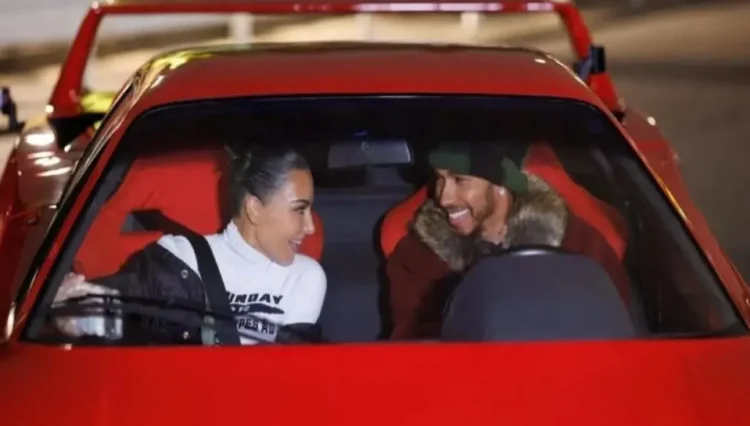 لويس هاميلتون وكيم كارداشيان في الفيراري (إنستغرام)